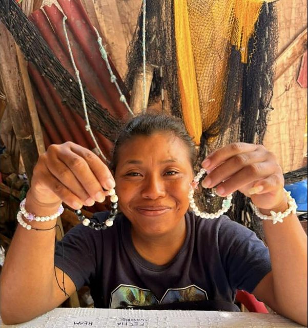 Una usuaria muestra orgullosa las pulseras que elaboró