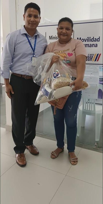 Entrega de un kit de alimentos
